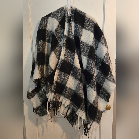 NWT | LOFT | Buffalo Check Wrap | One Size | Black and White - Picture 3 of 8